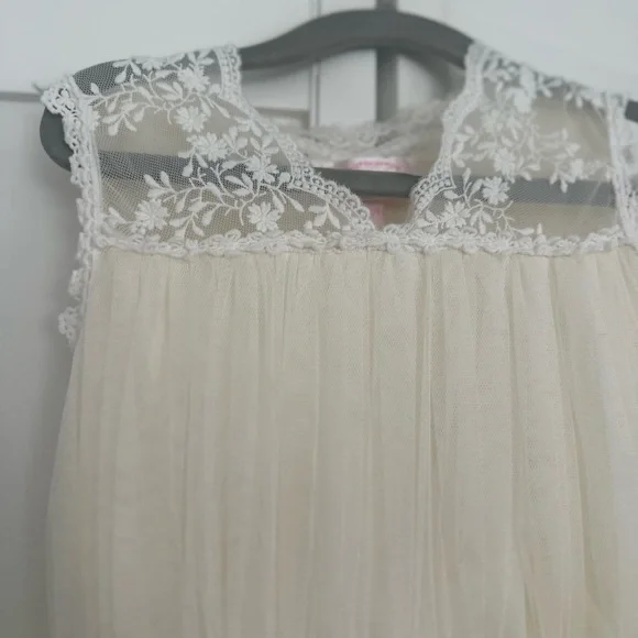 Elegant Cream Lace Dress - Picture 3 of 11